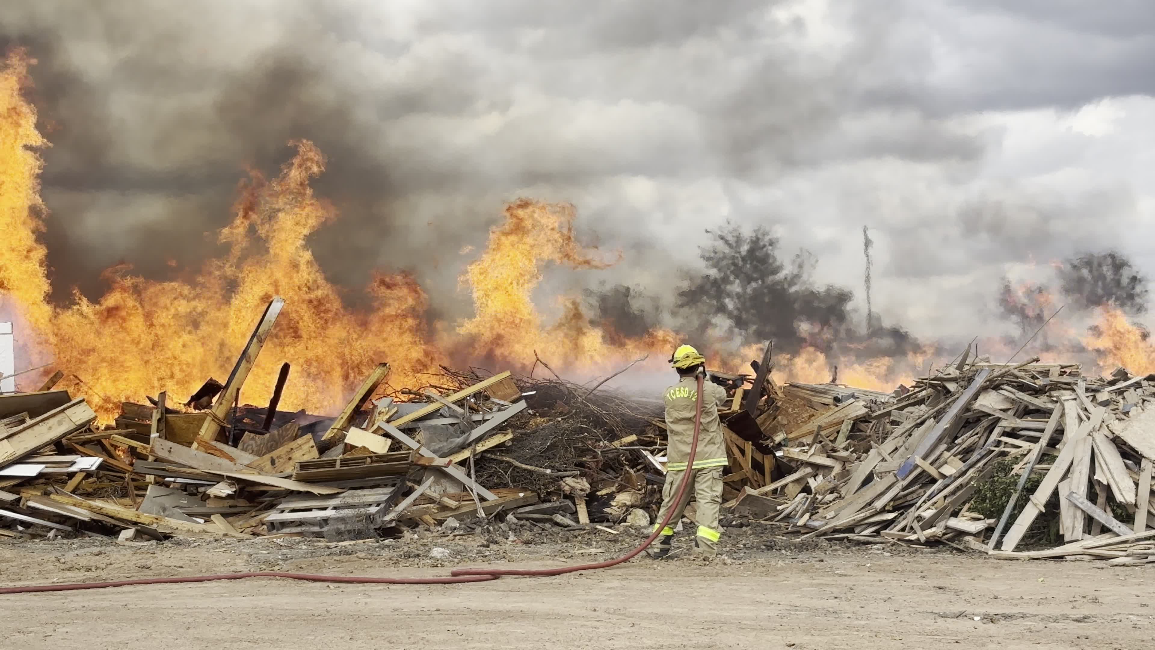 VIDEO: First responders battle Manor trash fire