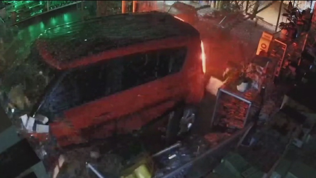 Teen robbery suspects arrested following smash-and-grab at Tempe smoke shop