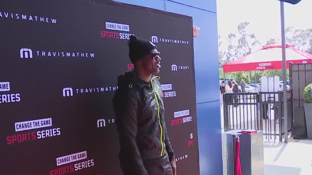 Terrell Owens struck by car in Calabasas: report