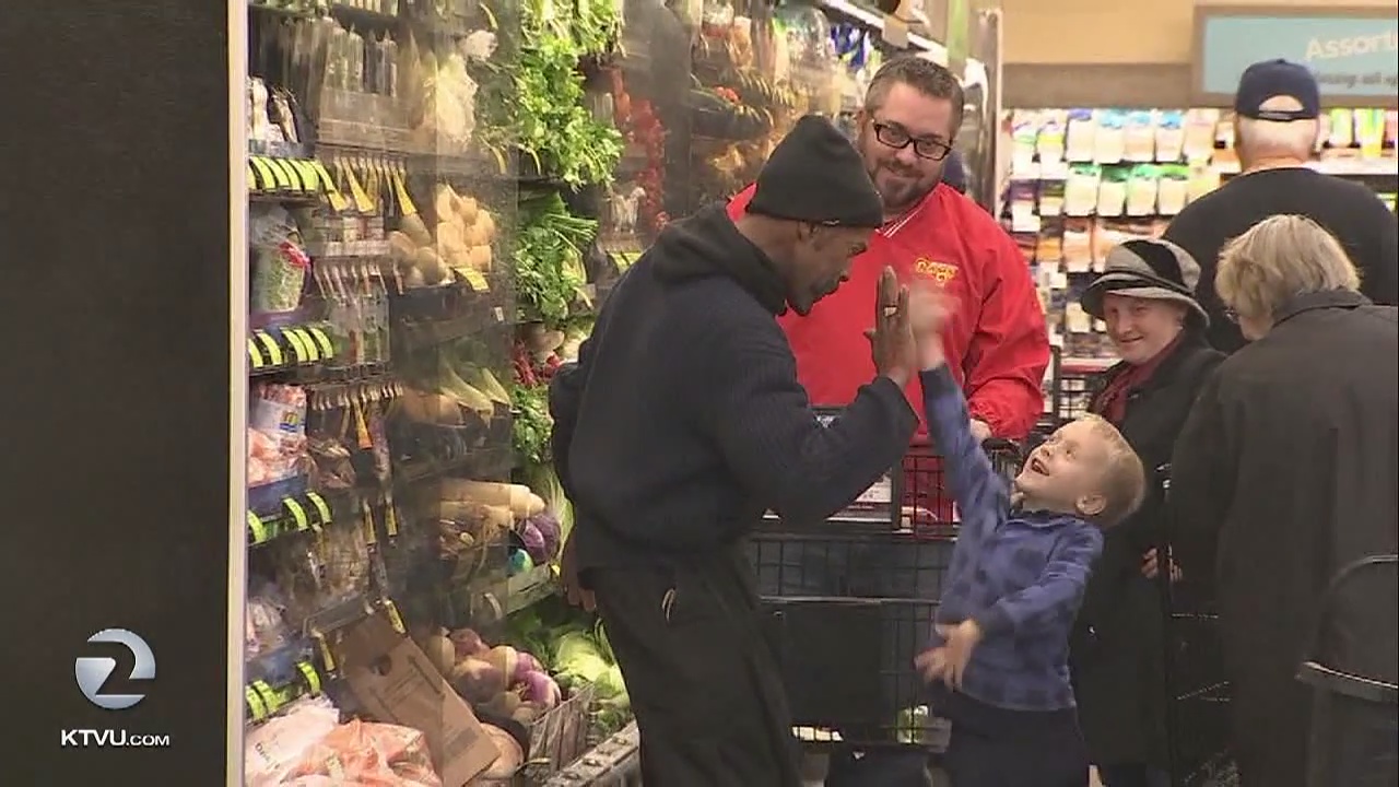 Community rallies around grocery clerk who recently became homeless