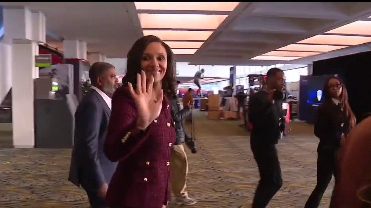 Detroit mayor tours auto show