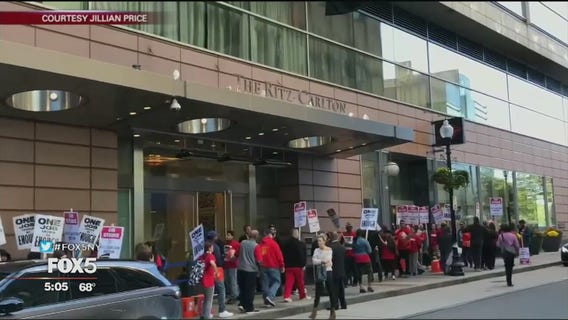 Yankees cross picket line