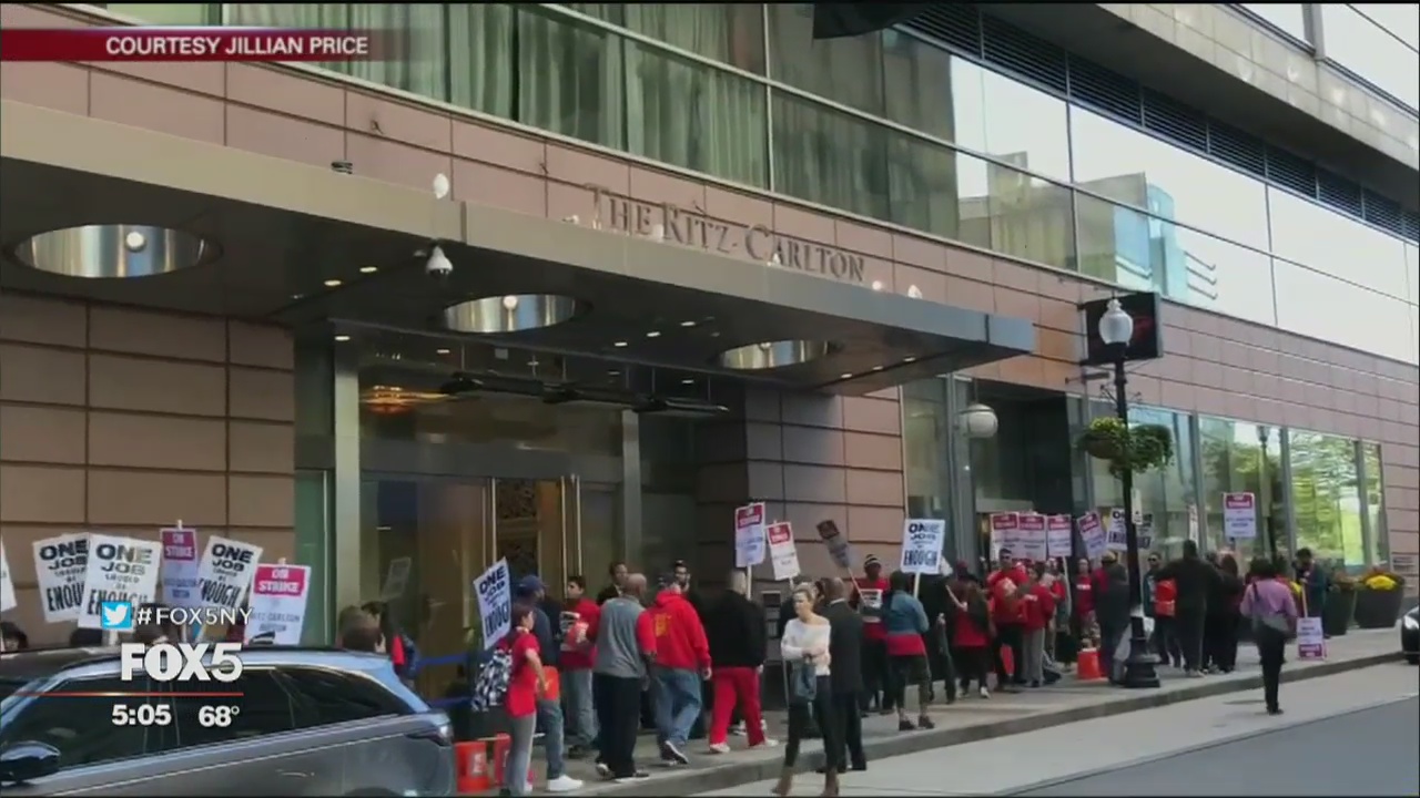 Yankees cross picket line