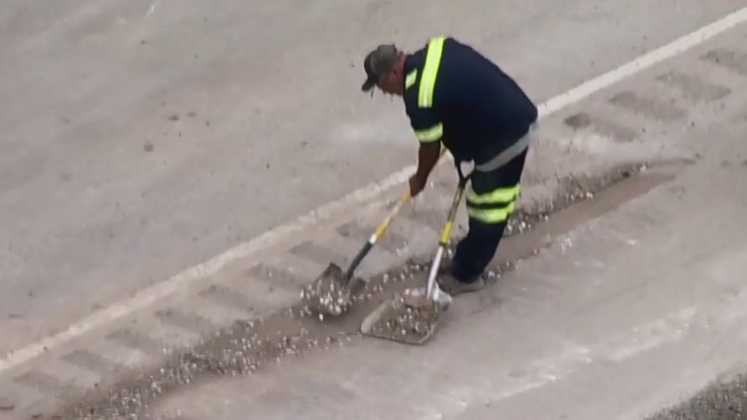 $800K in dimes spills onto Texas highway