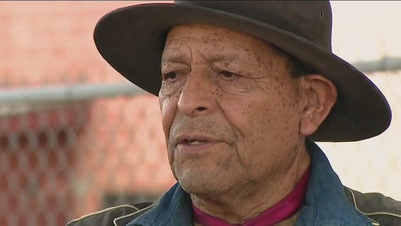 Homeless veteran gives free haircuts