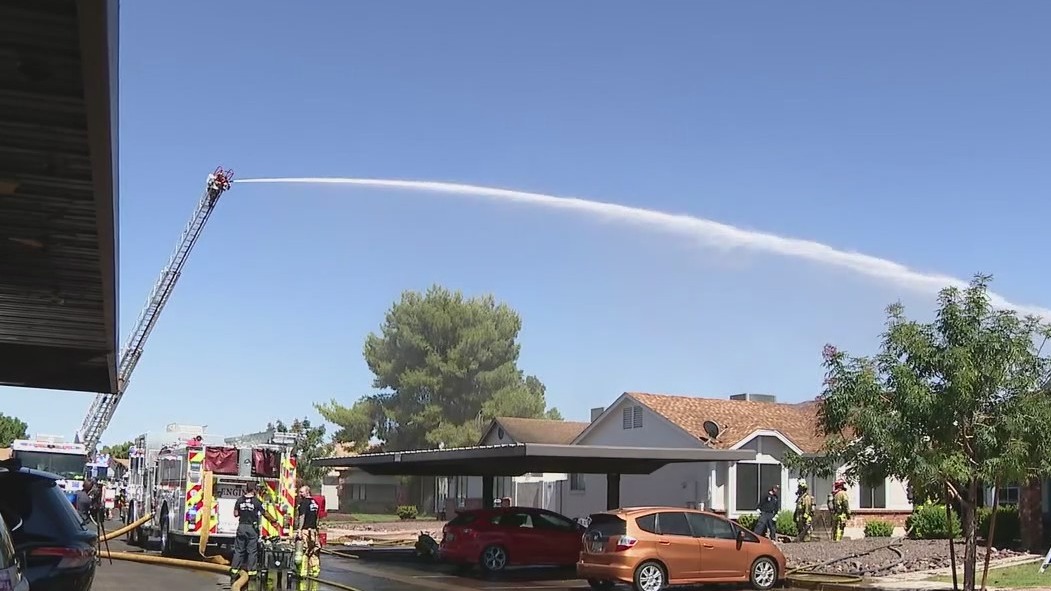 2 Mesa townhomes go up in flames; officers treated for smoke inhalation
