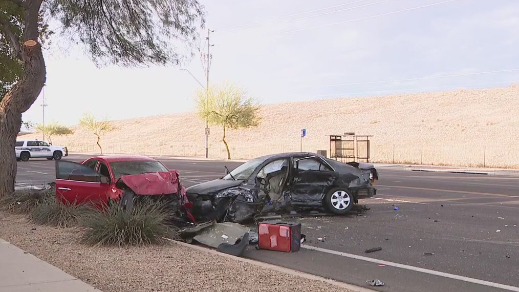 4-car crash in Phoenix leaves man with serious injuries