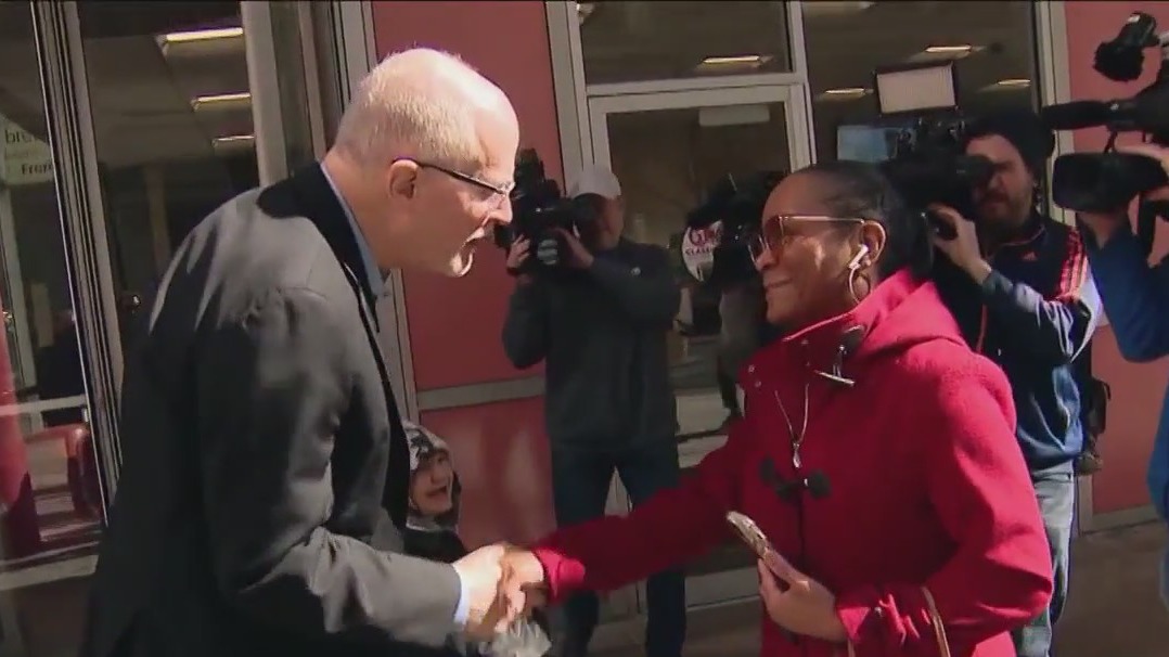 Chicago mayoral candidate Paul Vallas meets with voters, receives new endorsement