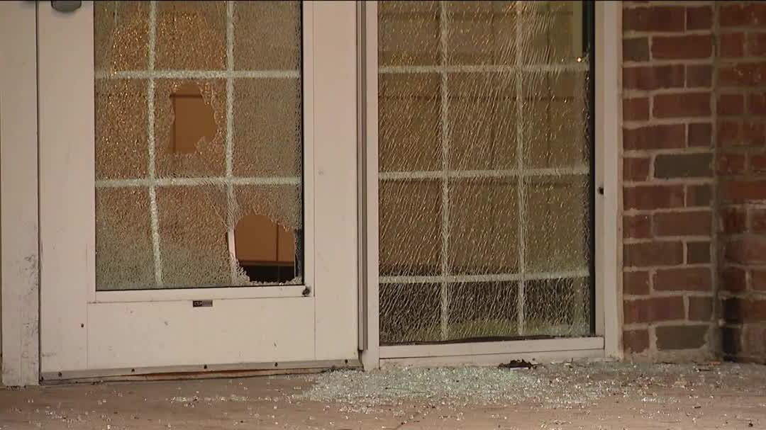 Man murdered after argument in South Side apartment lobby