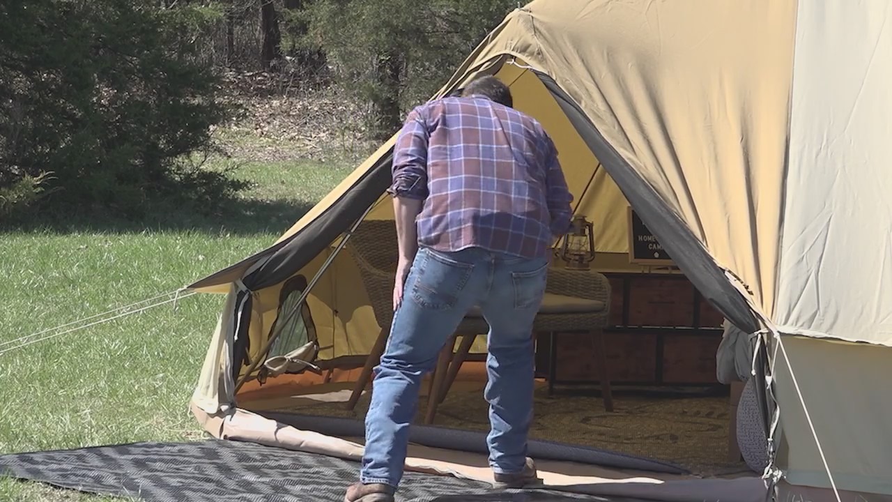 Eclipse viewers camping out in strangers? backyards to get a glimpse