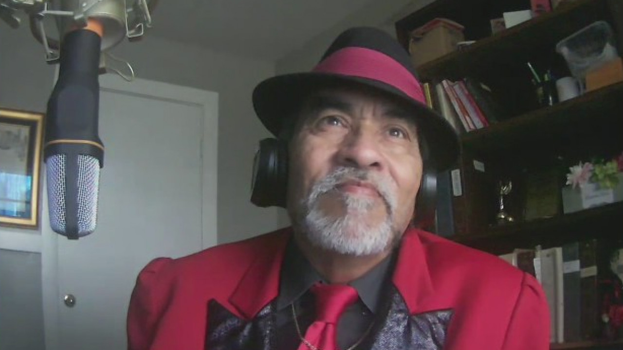 'Pancho Claus' spreads holiday cheer to local children