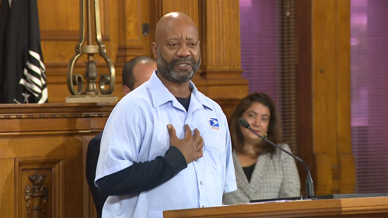 Milwaukee's 'Mailman Mike' honored by Common Council