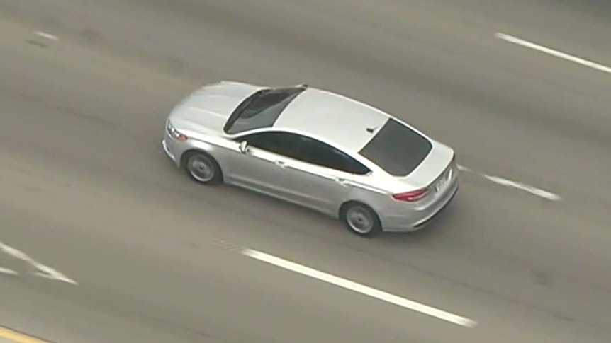 Police chase suspect weaves thru 405 FWY traffic