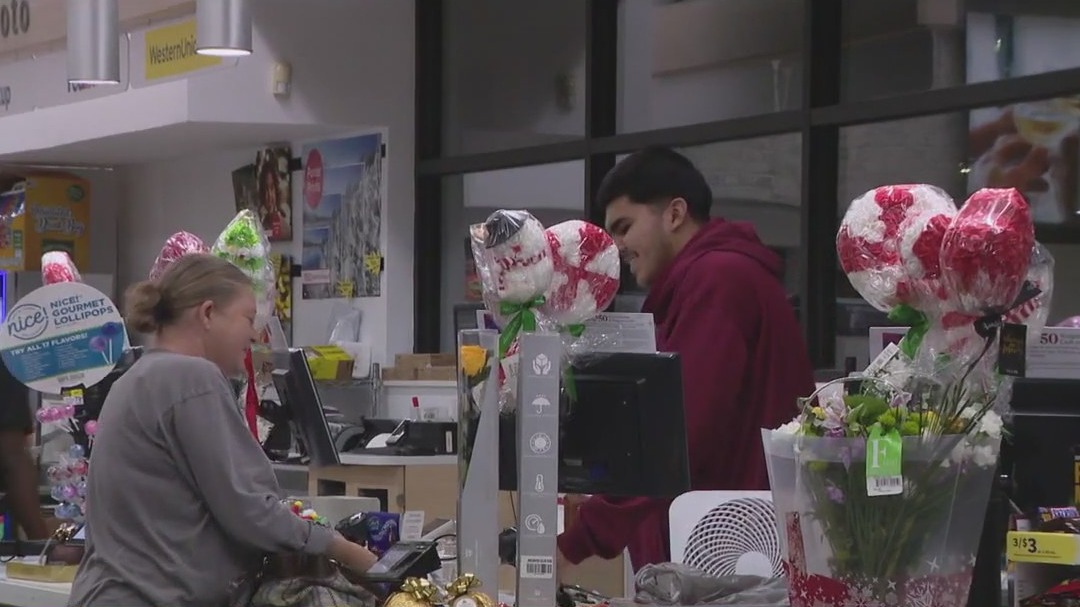 Last-minute holiday shoppers head to stores