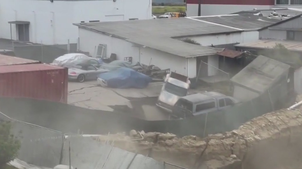 Massive sinkhole swallows cars in Ventura | FOX 11 Los Angeles