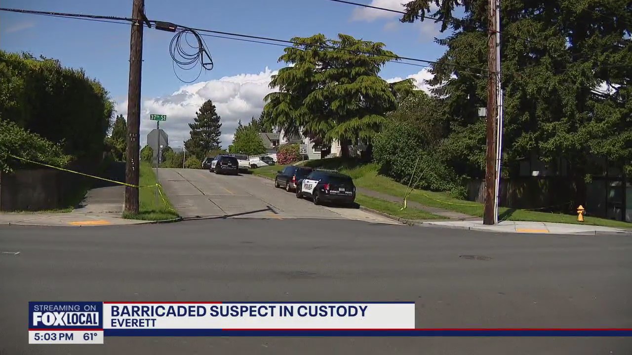 Barricaded suspect shuts down Everett, WA roads on Sunday