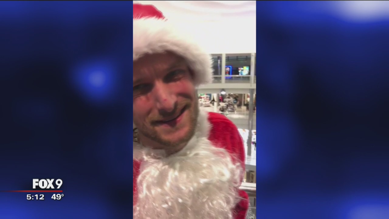 Mall of America 'Santa' drops $1,000 cash on shoppers