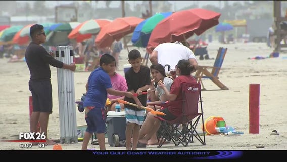 Beachgoers pack Galveston for first day of summer