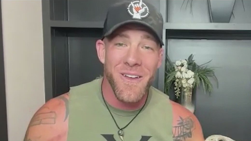 'Blue Crawler Brawler' wrestles alligator