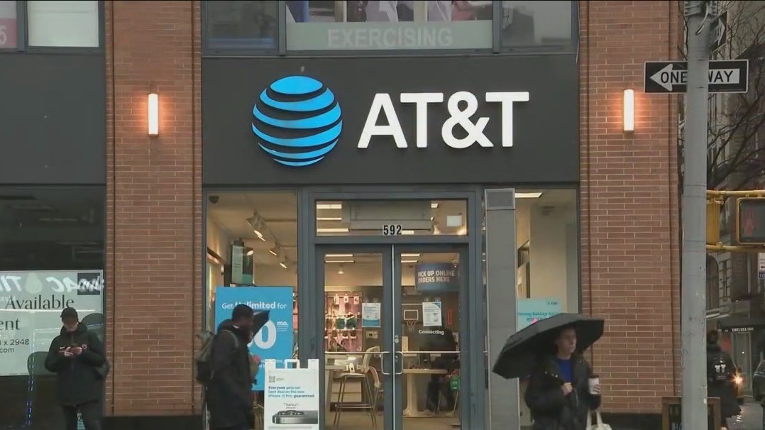 AT&T notifies users of data breach