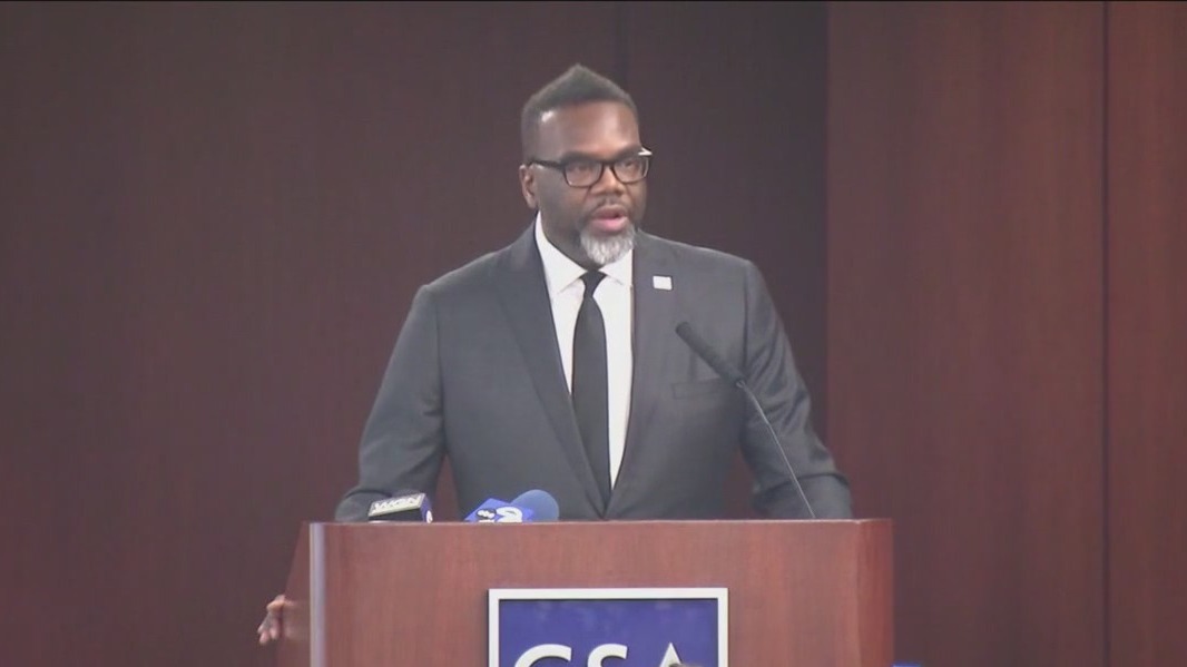 Mayor Johnson touts Chicago's economic headway at summit