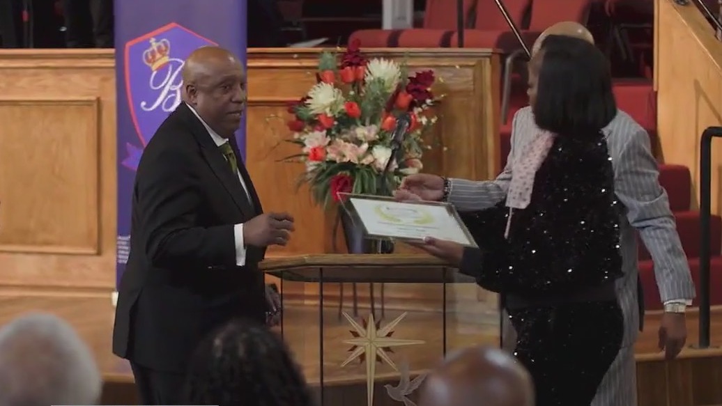 FOX 4's Shaun Rabb honored at Elite News Awards