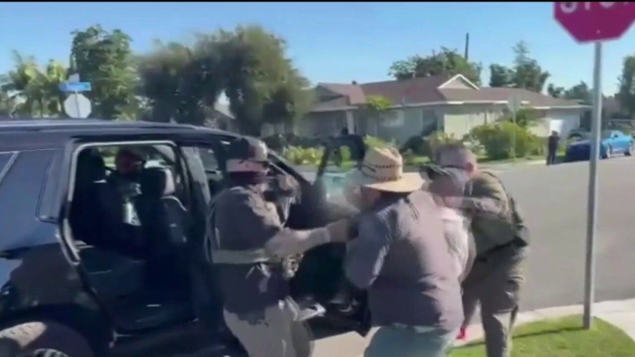 Downey residents confront border patrol agents 