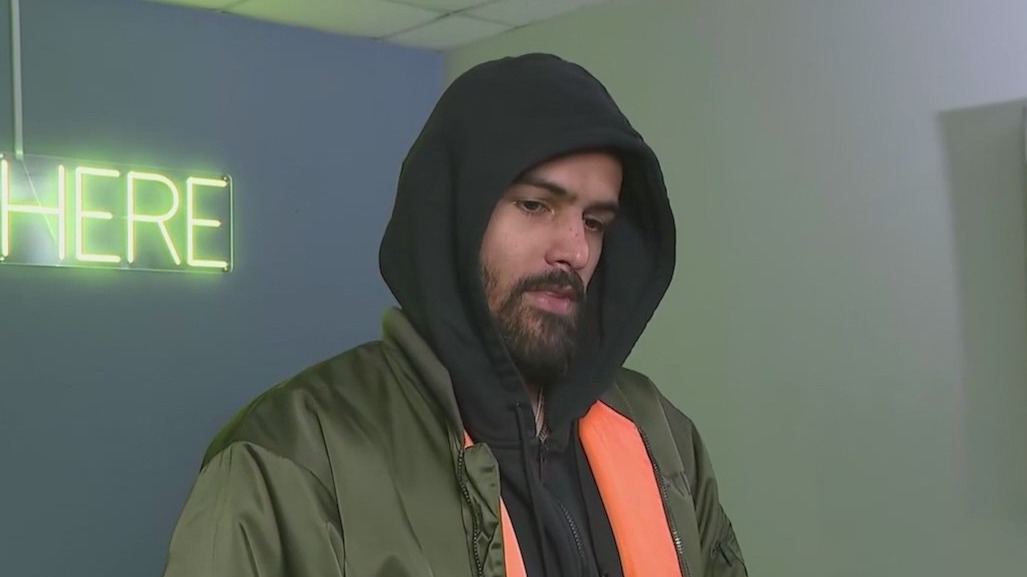 Hawks' Trae Young serves Thanksgiving meals