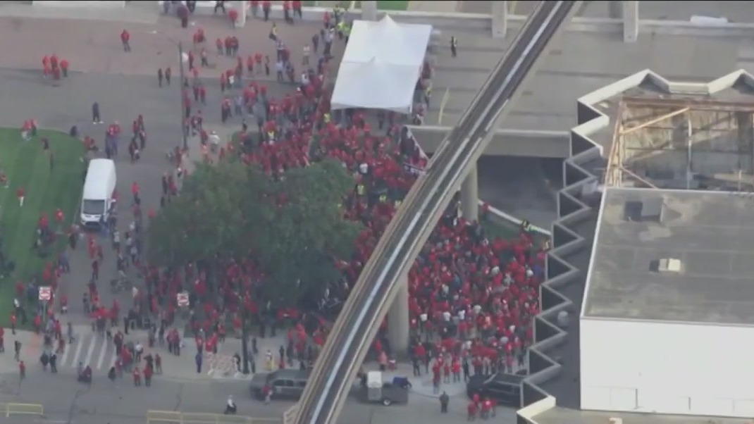 UAW strike: Negotiations continue on as neither side backs down from fight