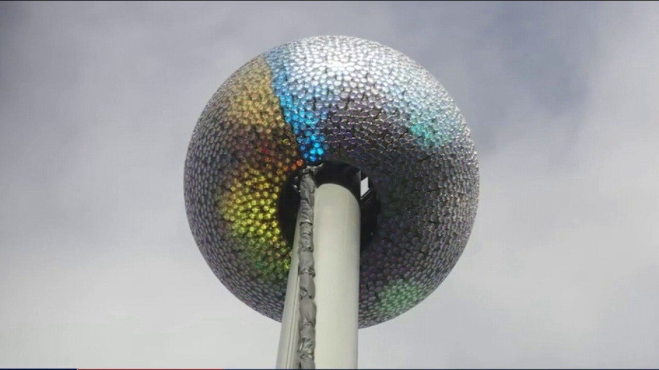 Final New Year's Eve preparations in Times Square underway