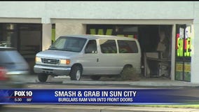 Suspects smash and grab items at pawn shop