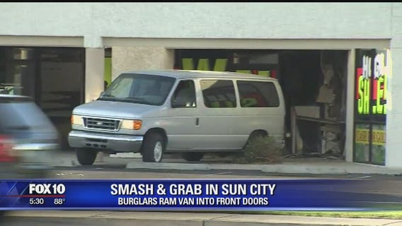 Suspects smash and grab items at pawn shop