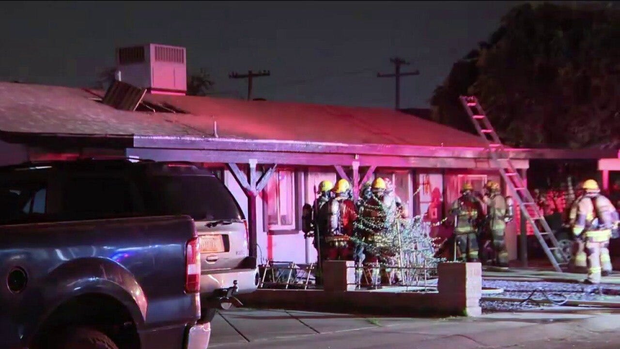 Phoenix house fire displaces 6 residents