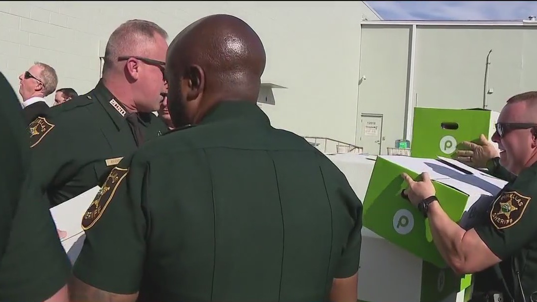 Deputies deliver turkey dinners