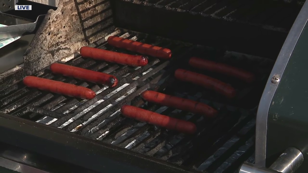 Dietician, Grace Derocha shows us the best options in hot dogs when it comes to our health