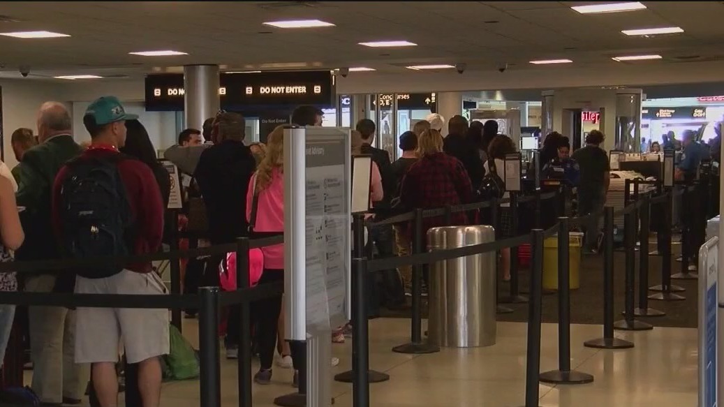 How to snag those last-minute flight deals ahead of the holidays