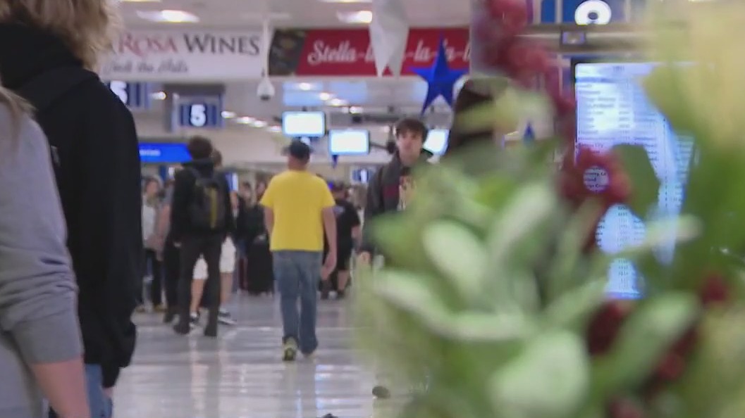 Catching up with holiday travelers at Sky Harbor