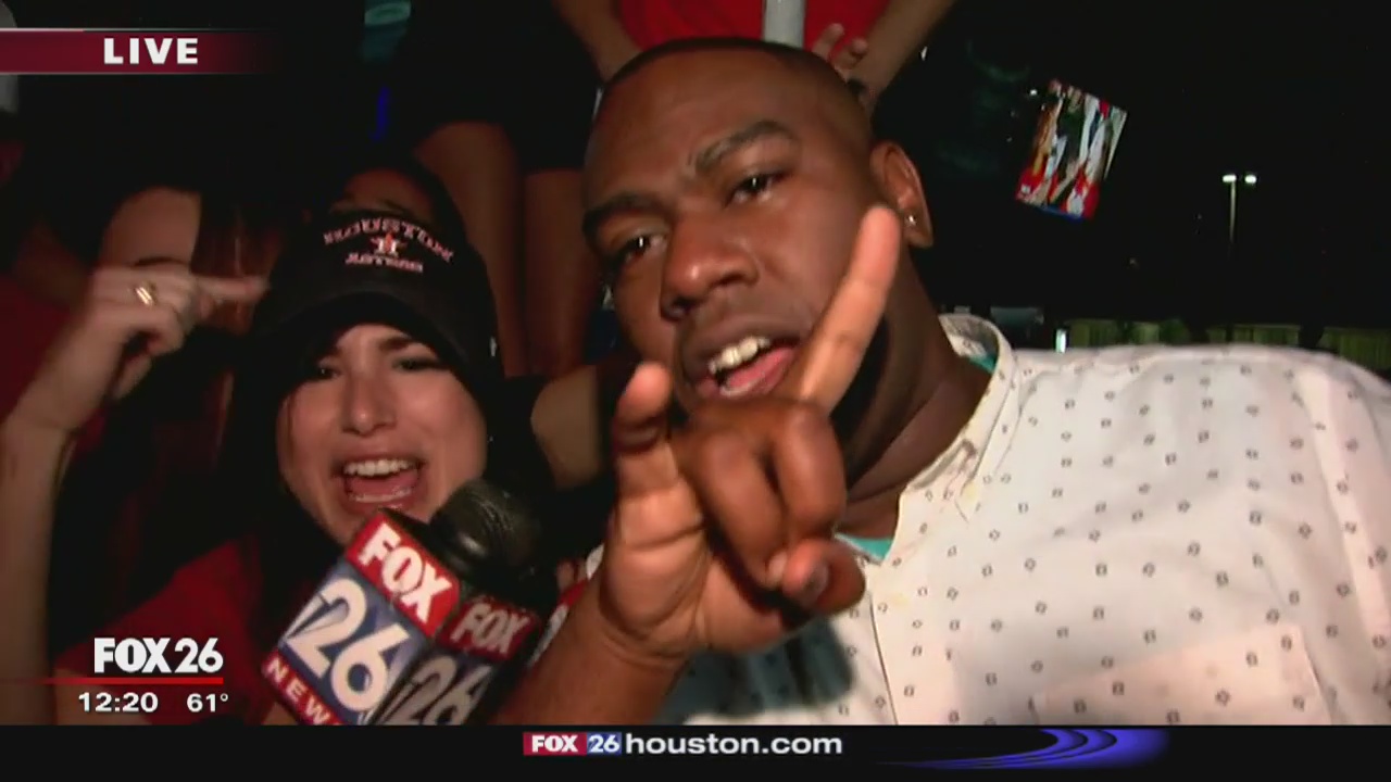 Fans celebrate Astros Game 2 win at Clutch Bar