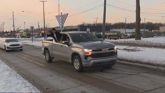 Car-top Menorah parade in Oak Park