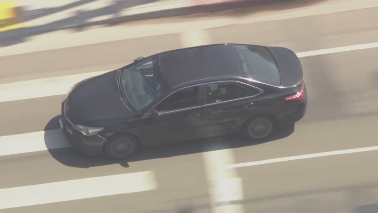 Police chase suspect goes the wrong way in LA traffic