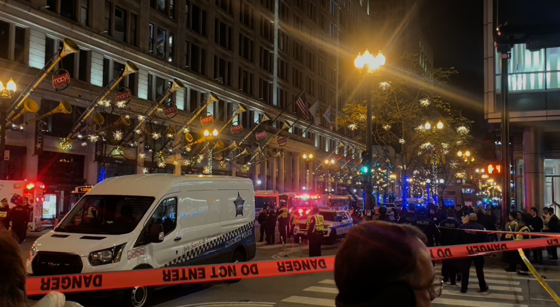 Video shows Chicago police respond to reported downtown shooting