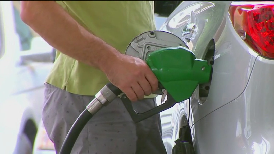 Illinois gas prices climb amid global tensions and refinery fire