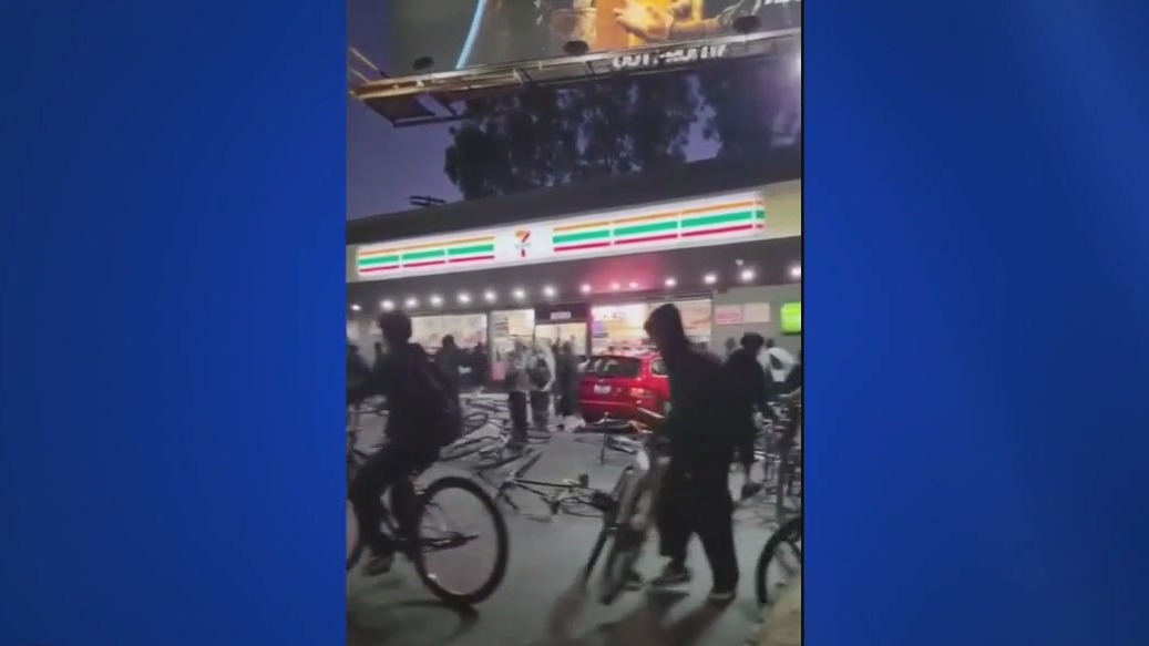 Group on bikes ransack 7-Eleven in Pico-Robertson
