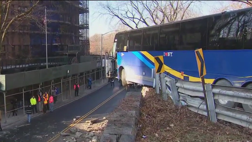 MTA bus hangs off overpass in the Bronx | FOX 5 New York