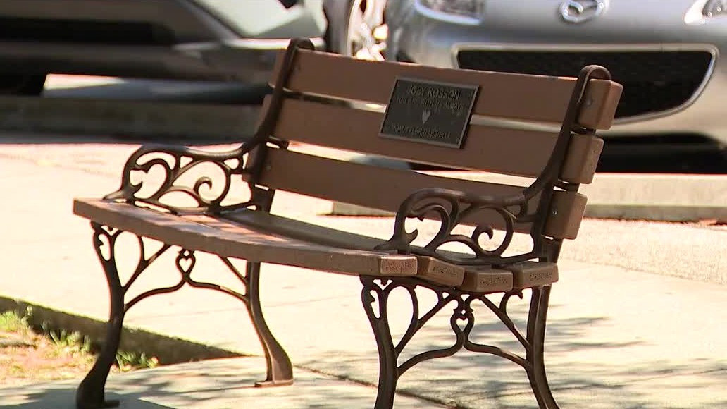 Memorial benches removed in Mount Dora