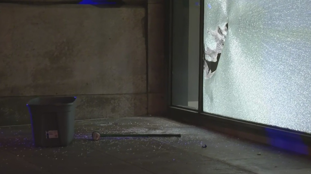 Thieves smash windows of 2 Loop retail stores blocks apart