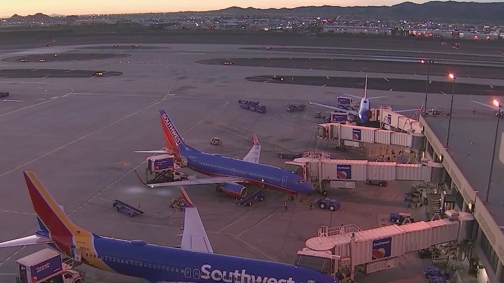 Sky Harbor travelers respond to judge's ruling to end mask mandates