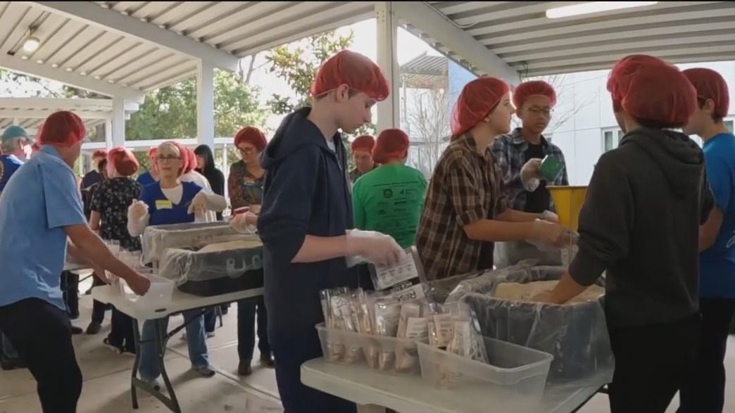 Students packing 20K meals for those in need