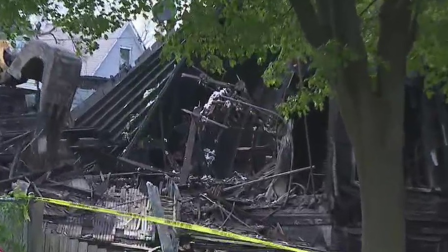 Milwaukee 2-alarm house fire; flames spread to another home