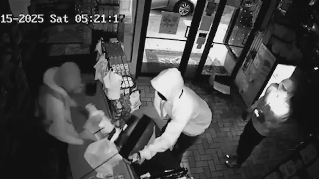 Thieves pull gun on Northwest Side deli owner